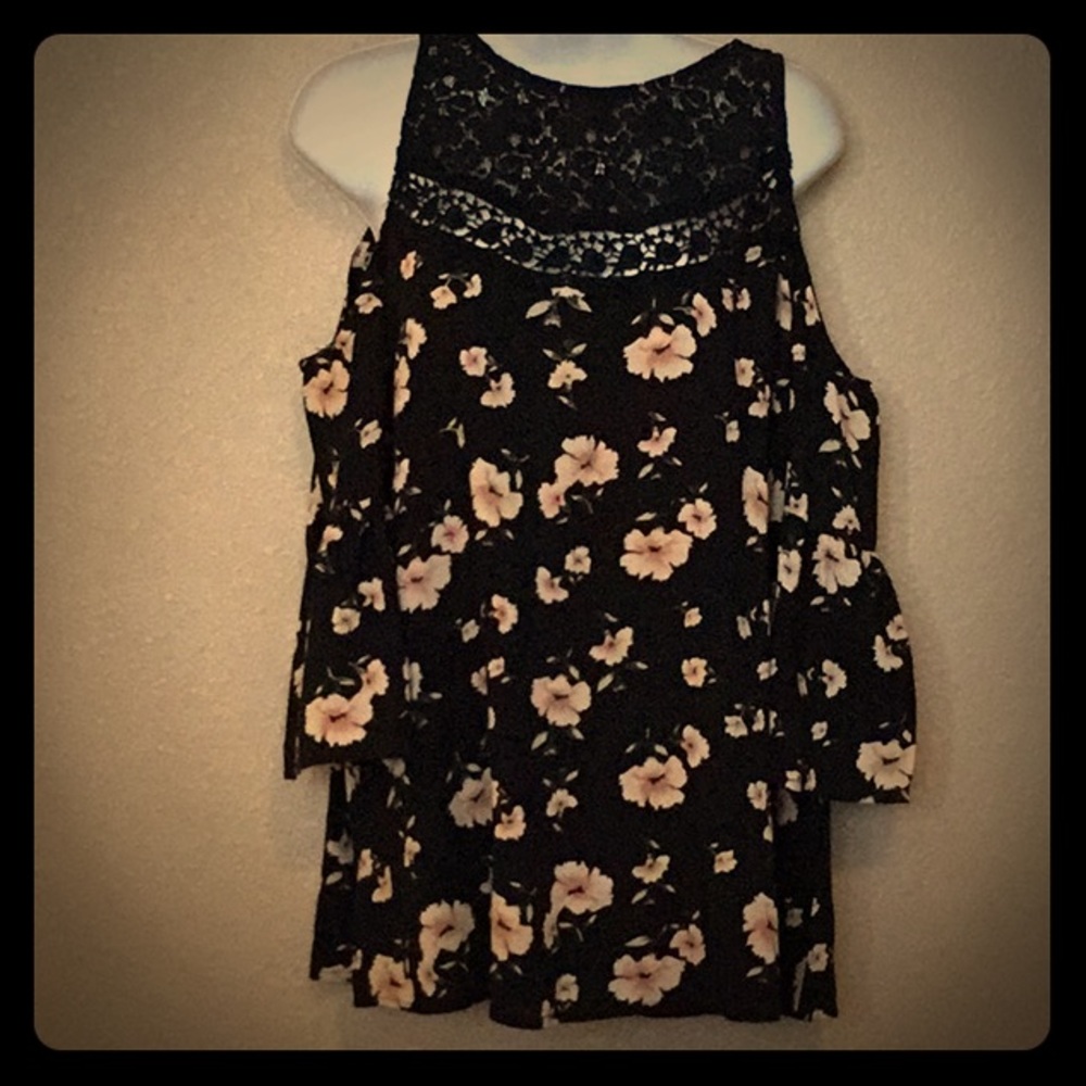 Black top w/ cold shoulders (A1414)